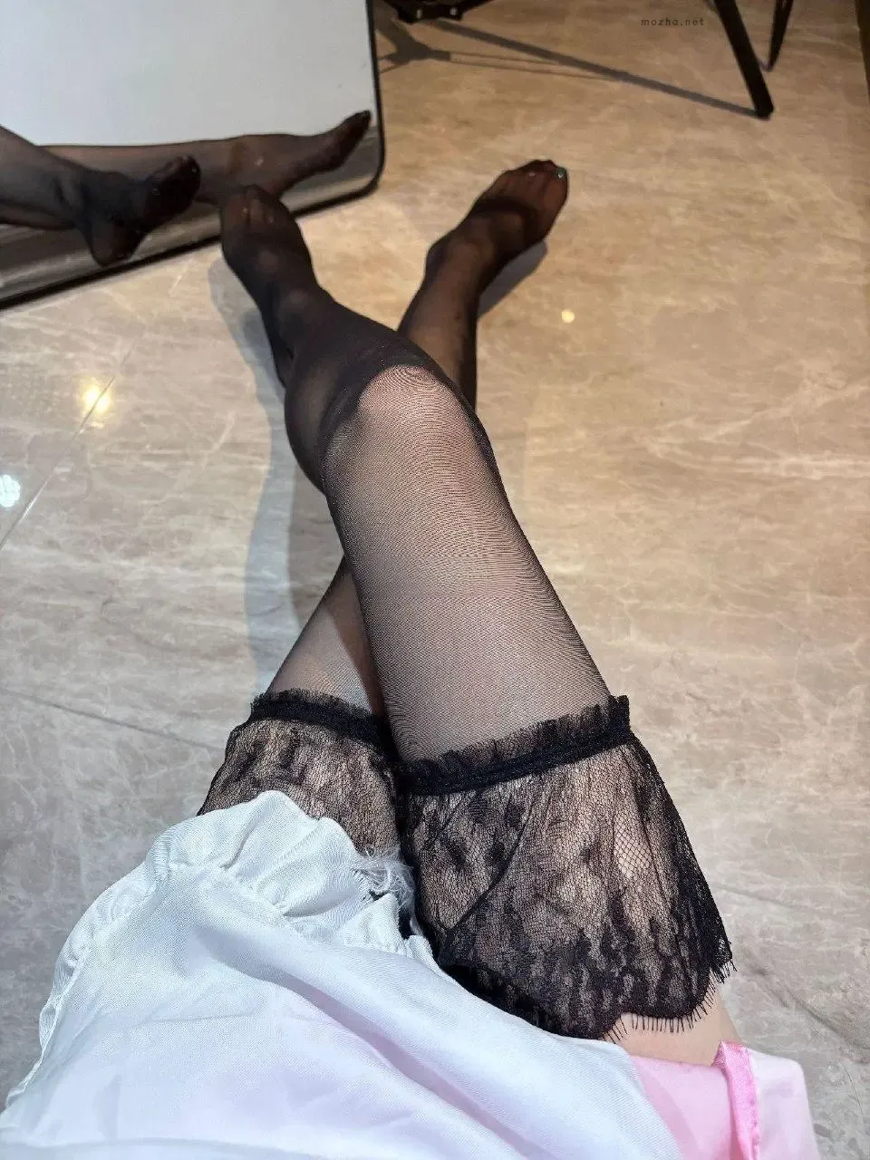 小甜酒子 – 花边吊带黑丝【9P】